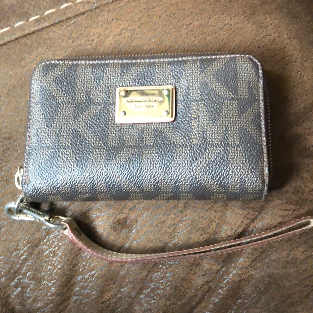 Michael kors wristlet